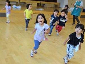 g年少　ホールで遊ぶ (13)